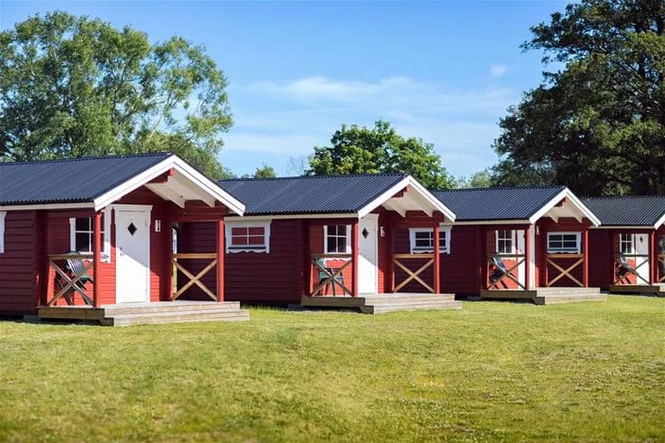 Nära både natur och stadspuls, erbjuder Fyrishov camping och stugliv med äventyrsbad och rik kultur i Uppsala.