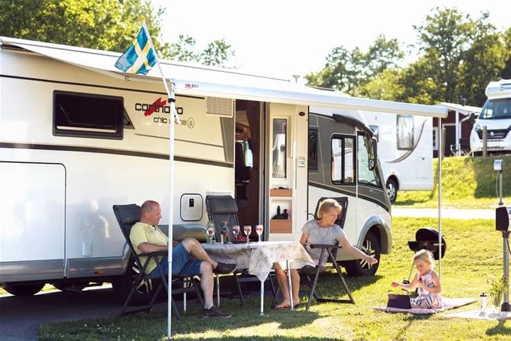 En bild av Fyrishov stugby och camping med en husvagn, husbil och cykel framför.