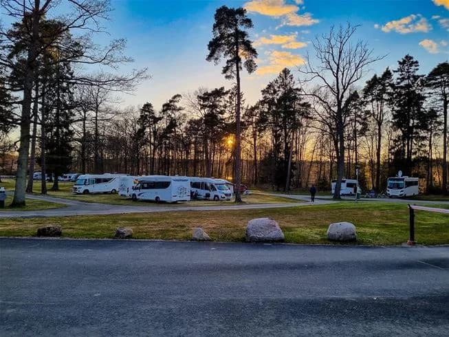 Perfekt balans mellan stadens puls och naturens lugn – Trollhättans Camping City, din oas mitt i Trollhättan!