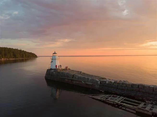Njut av lugnet vid Vänerns strand på Kinnekulle camping & stugby – perfekt för familjens semester med natur, äventyr och avkoppling.