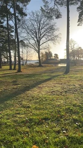 Alholmens camping: En fridfull pärla vid havet med idylliska boenden och aktiviteter för både naturälskare och äventyrslystna.