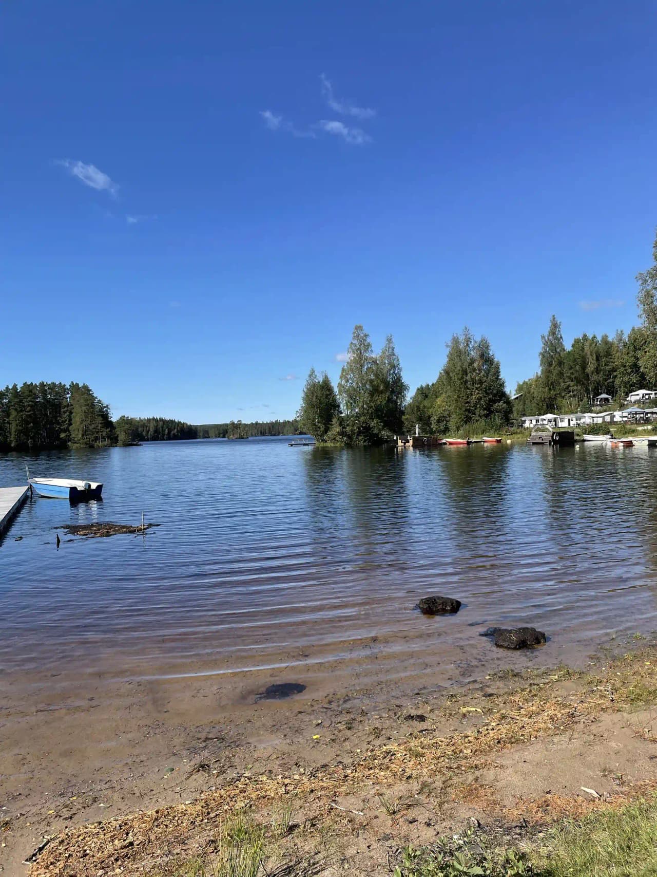 Vy över en sjö med blå himmel i bakgrunden vid Liens Camping.