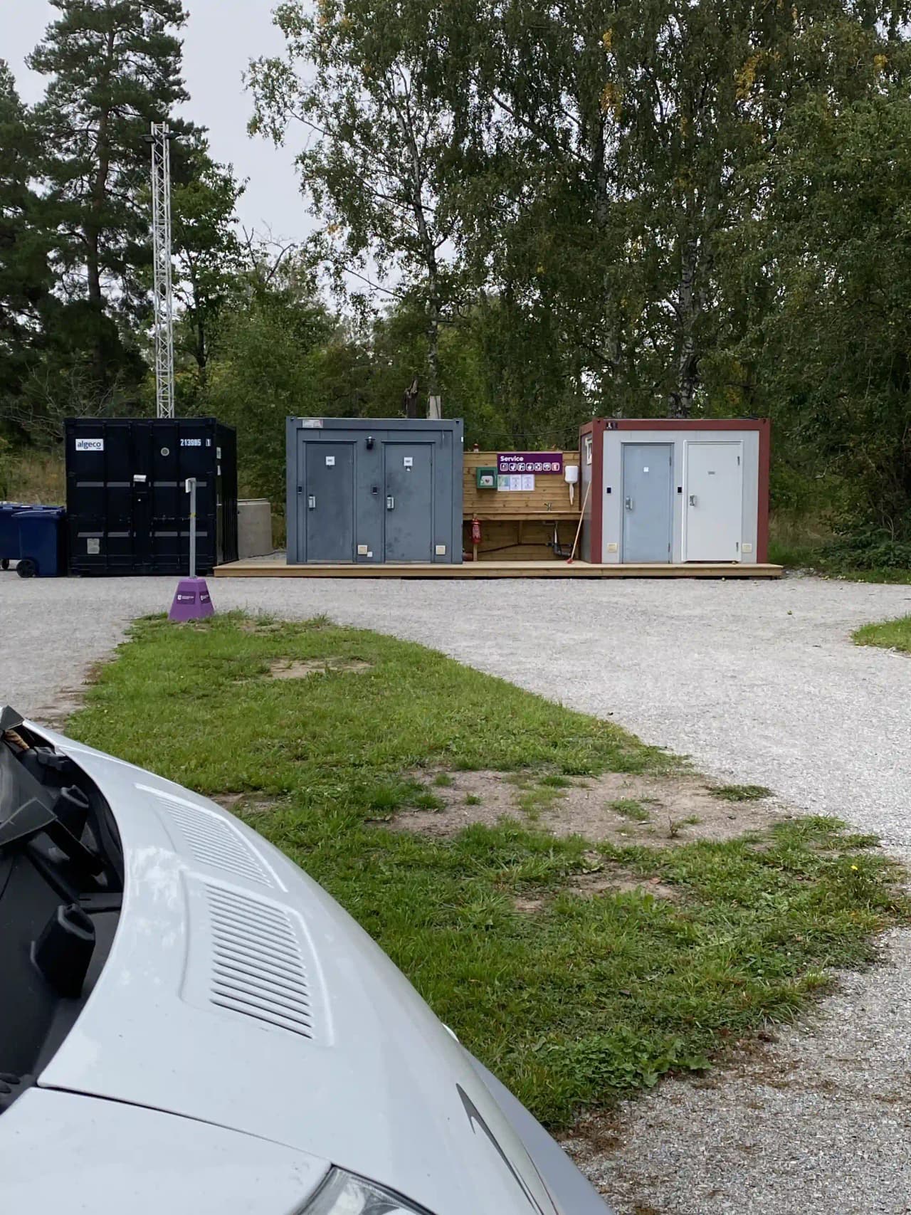 En asfalterad infart vid Björknäs camping, omgiven av grönska.