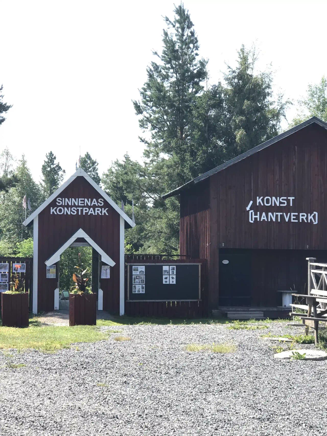 En reklamskylt vid Ånge Camping med information om platsens faciliteter och aktiviteter, omgiven av grönska.