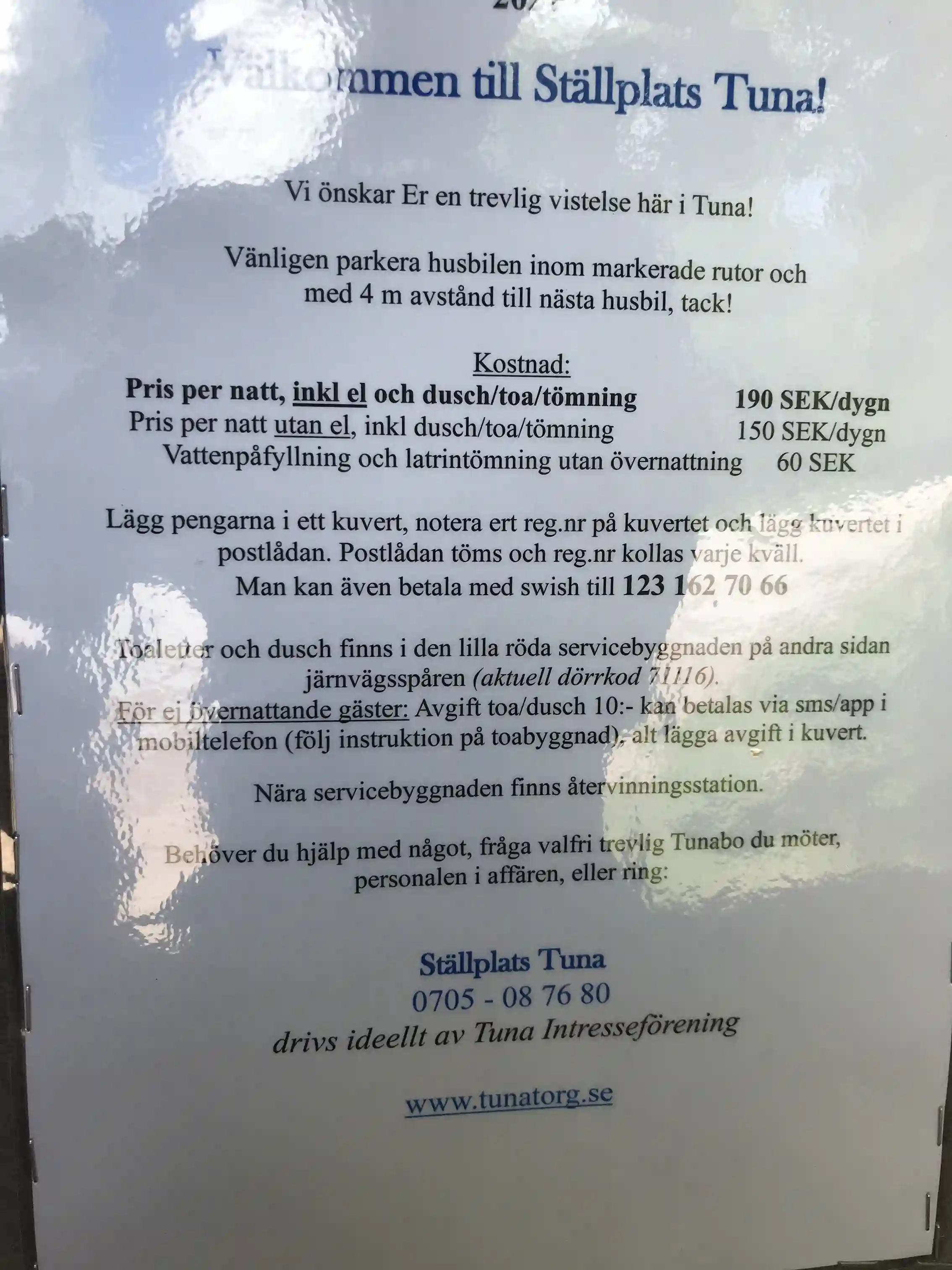 Bild av en minnesplakett med text och unik typsnitt, placerad vid entrén till Vimmerby Camping - Nossenbaden.