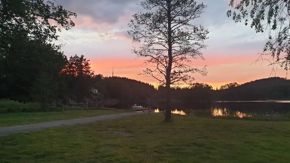 Fridfull oas vid Bullaresjöarna, där skog och sjö möts. Upplev avkoppling, äventyr och minnesvärda stunder året runt.