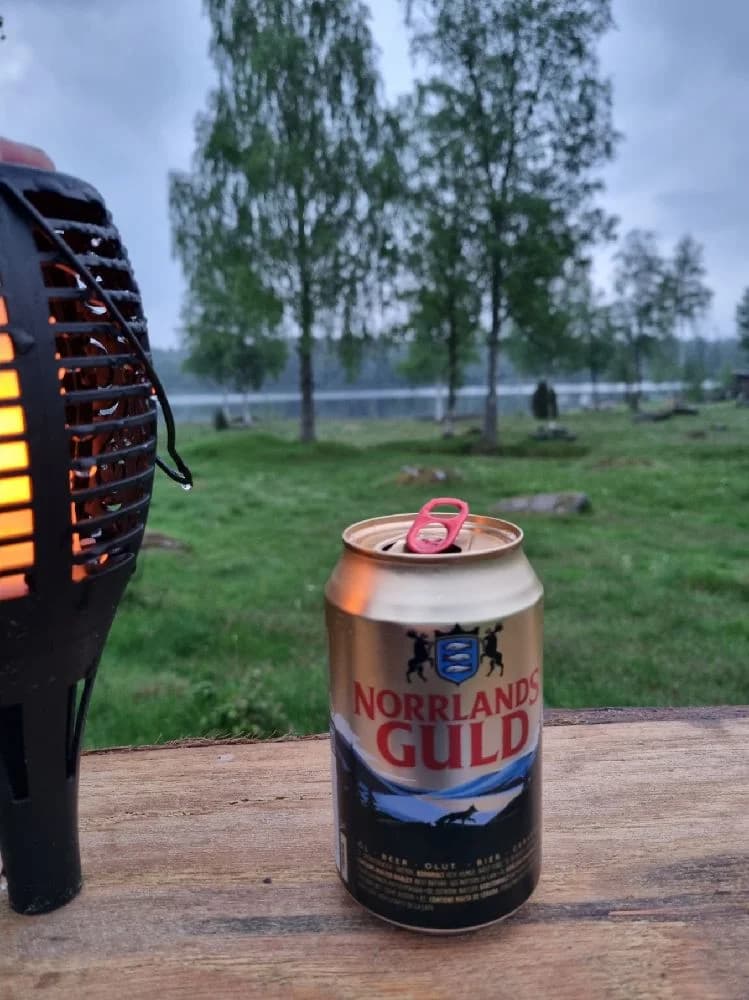 En samling av olika dryckesburkar och glas på ett bord, inklusive öl och andra alkoholhaltiga drycker.
