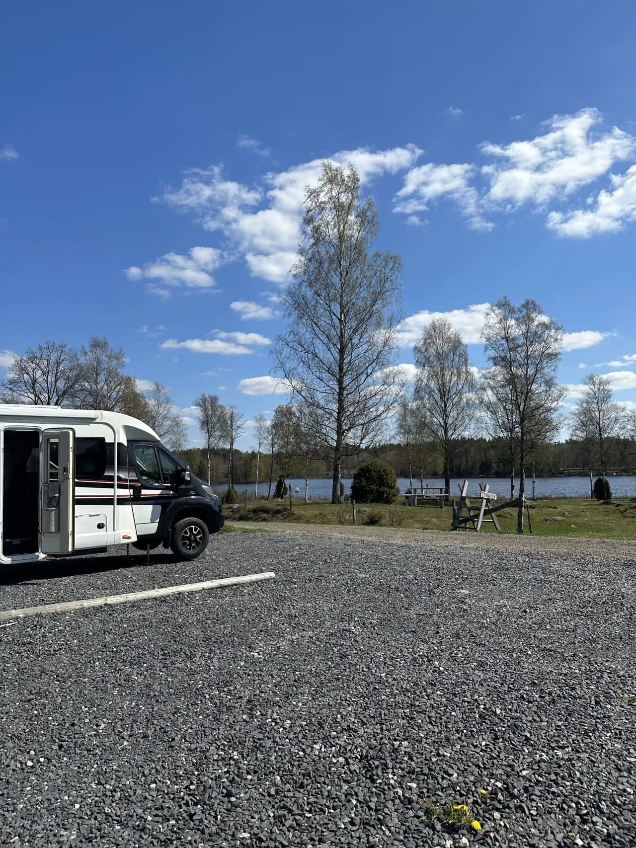 En SUV står parkerad i en naturskön miljö vid Stjernkvist’s Hunshult, omgiven av grönska och landsbygdsidyll.