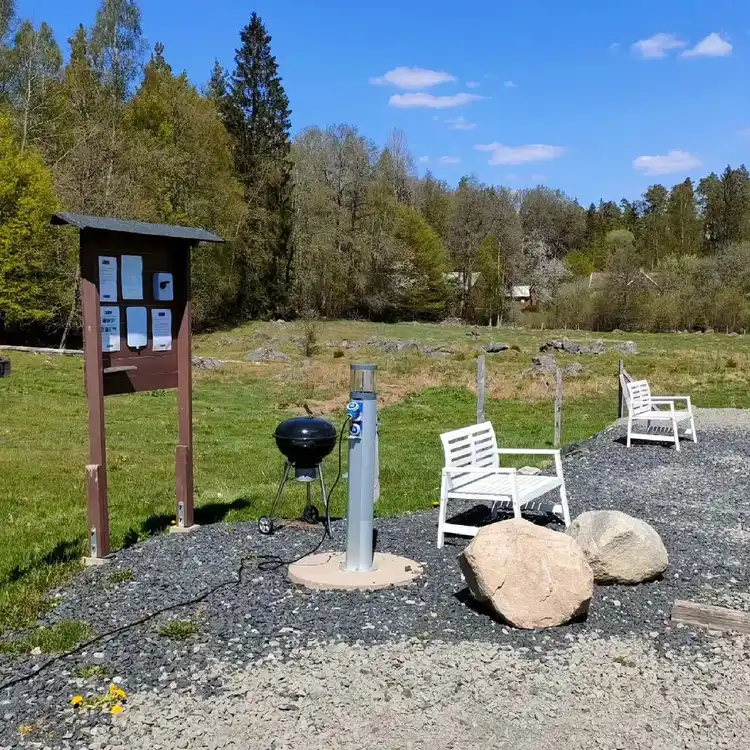 En grönskande park med utomhusmöbler för avkoppling.