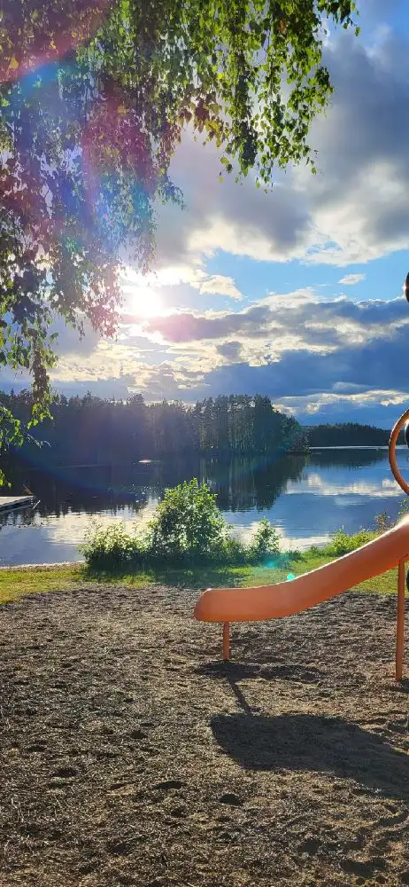 Idyllisk camping vid sjön Lien, perfekt för naturälskare. Välj mellan husvagn, tält eller stuga. Året-runt aktiviteter!