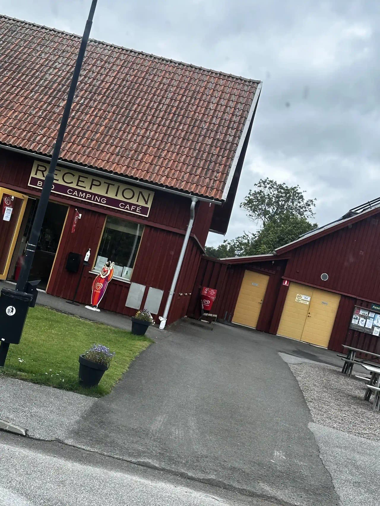 Upptäck lugnet vid Göta Kanal på Töreboda Camping & Bad – en idyllisk plats för avkoppling och äventyr. Boka idag!