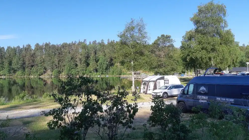 Upptäck lugnet vid Ragnerudssjöns camping, där naturens skönhet möter äventyr och avkoppling!