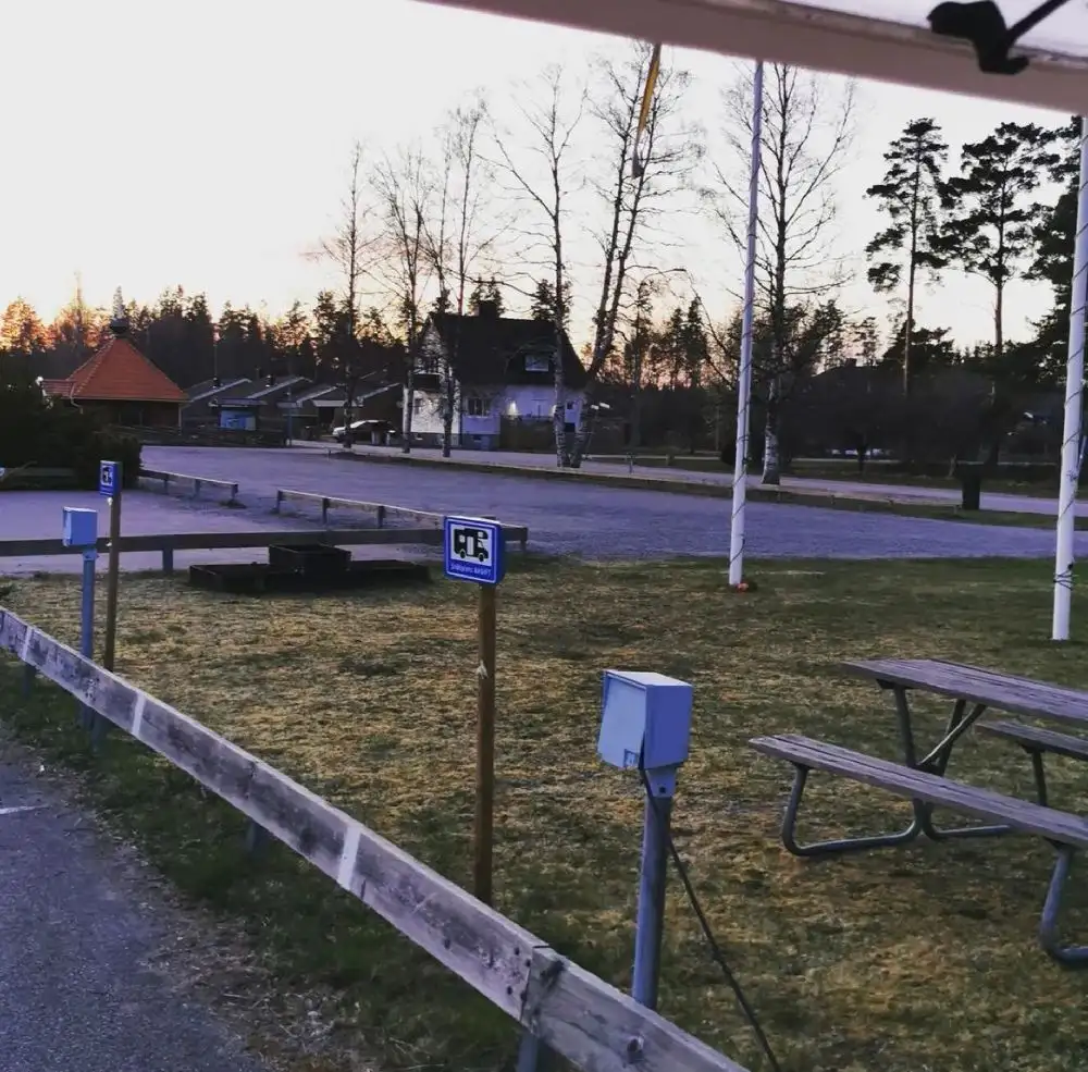 Upplev glashantverk och fridfull camping i Målerås—där konst och natur skapar en unik och inspirerande oas.