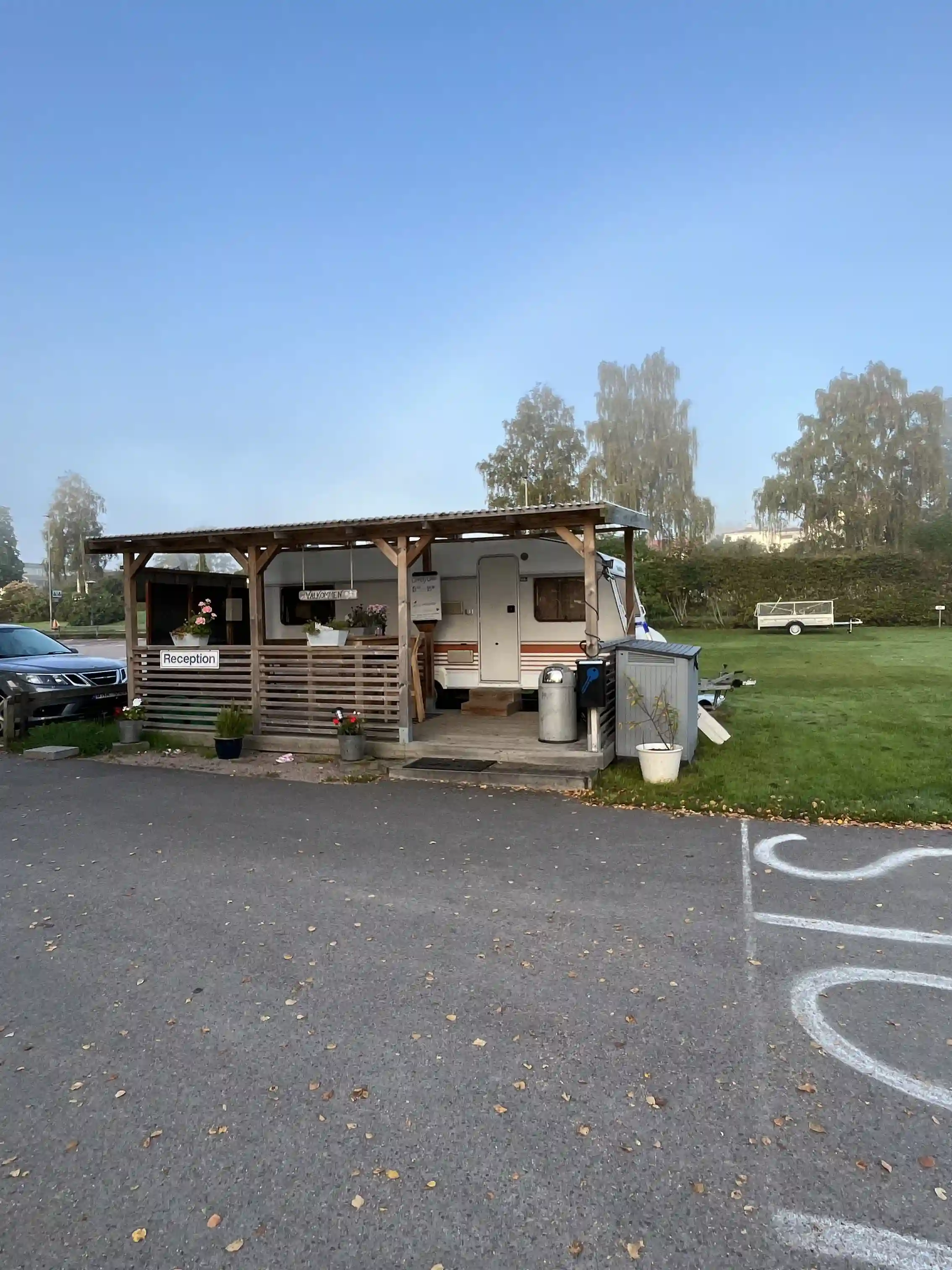 Öjaby Camping: Upplev naturlig harmoni och äventyr vid Helgasjön, med modernt bekväma boenden och välkomnande atmosfär.