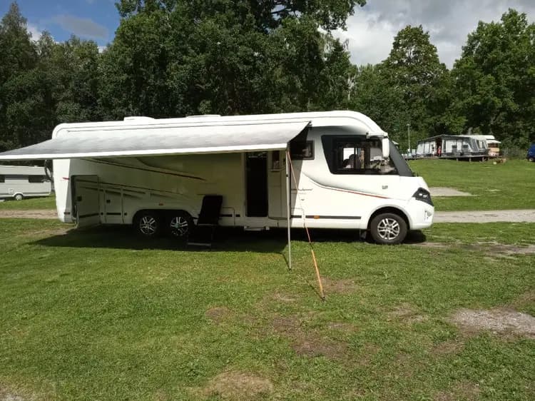 Upplev lugnet vid Prästryggens Camping, en idyll vid sjön Väringen med boendealternativ, aktiviteter och gemenskap.