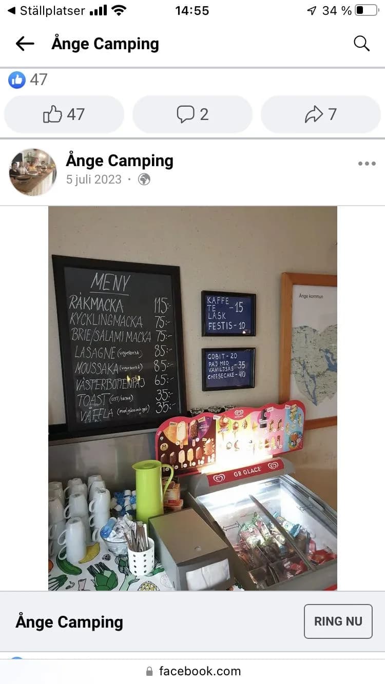 En bild som visar en enkel lunch med snabbmat serverad på plastservis vid Ånge camping.