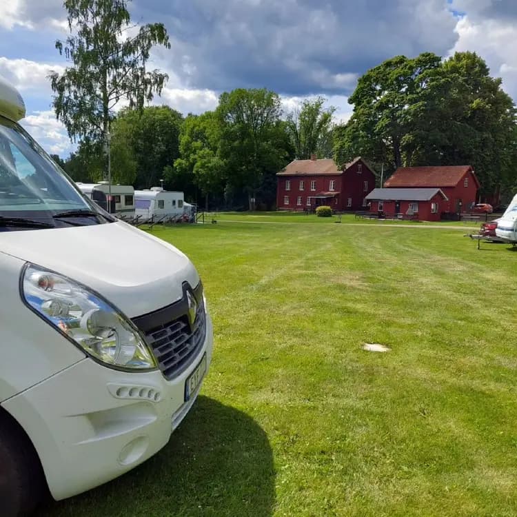 Upptäck fridfulla Furusjöns camping i Dalsland – en naturskön oas med äventyr, avkoppling och charmigt boende.