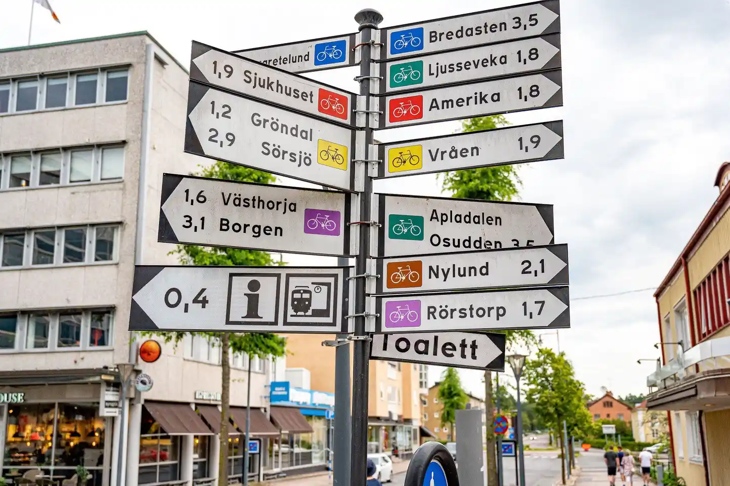 En skylt med gatunamn uppsatt på en stolpe på Värnamo campingområde.