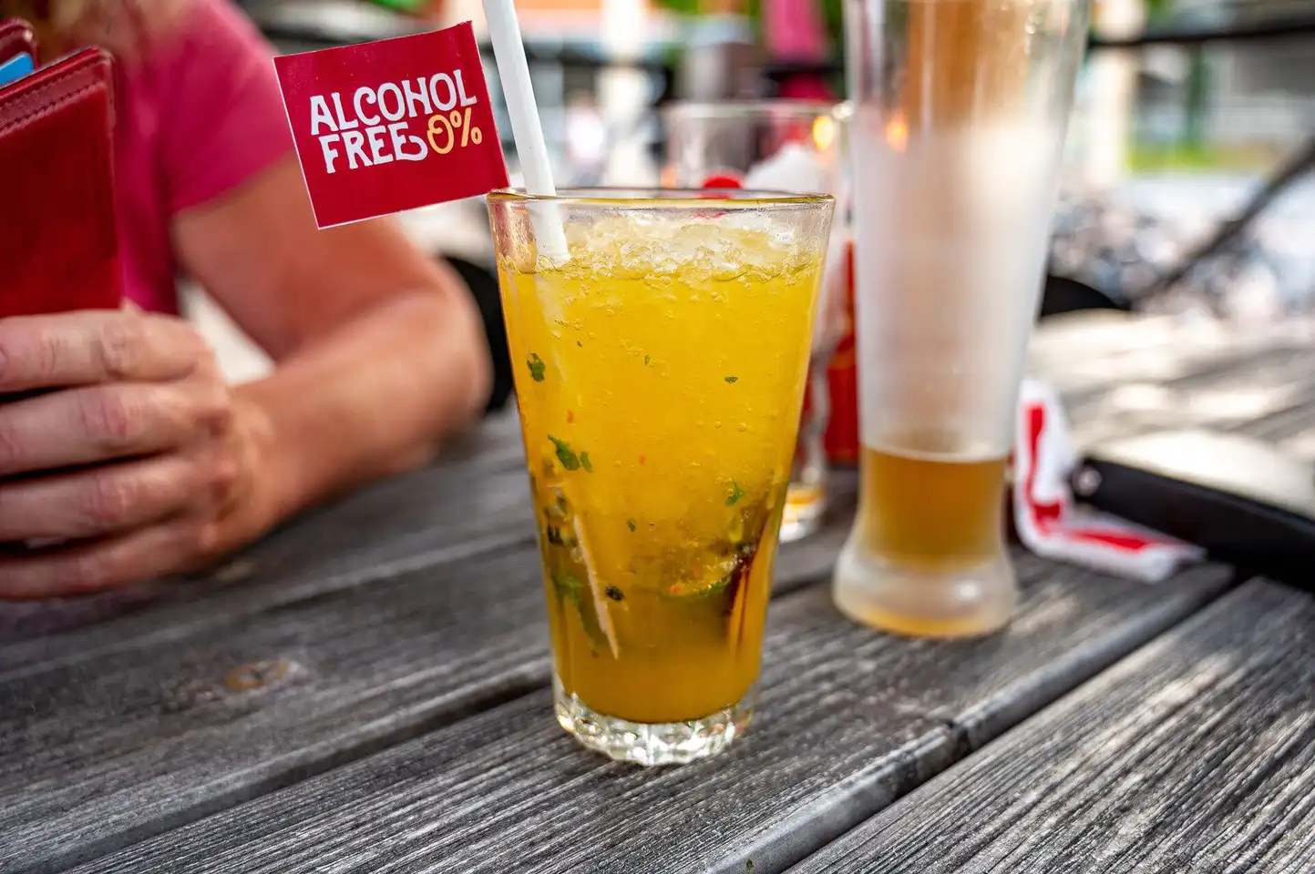 En uppdukad campingbord med olika drycker, inklusive alkoholhaltiga och alkoholfria alternativ, omgivna av campingmöbler vid Värnamo camping.