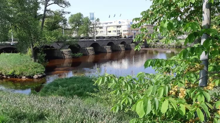 Värnamo camping: Fridfull oas vid sjö och å, perfekta boenden, härliga aktiviteter och varm service i småländsk natur.