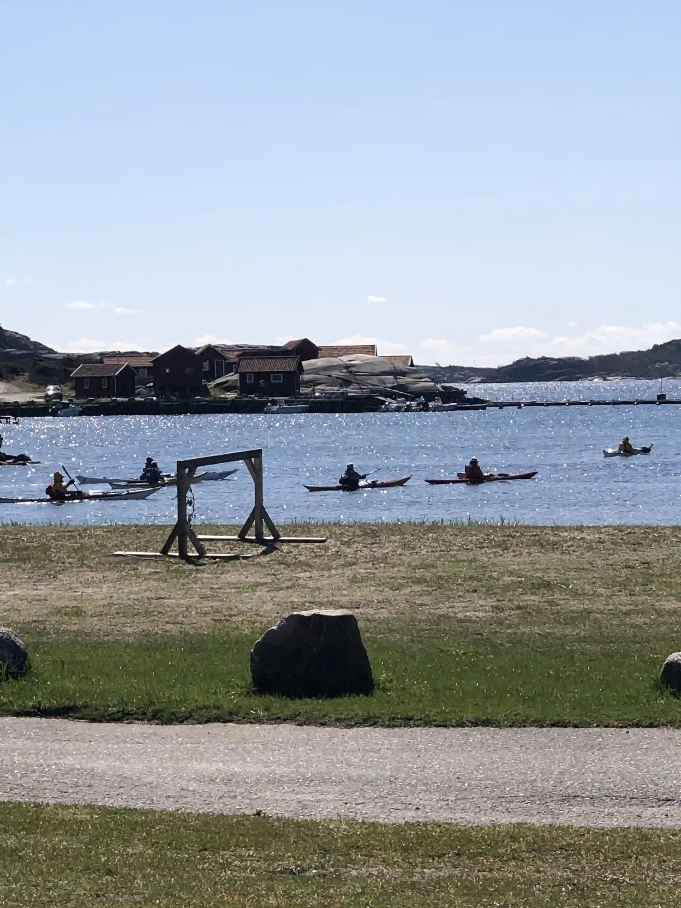 En scen vid Saltviks camping som visar en kust med sandstrand, där människor njuter av fritid och rekreation vid havet.