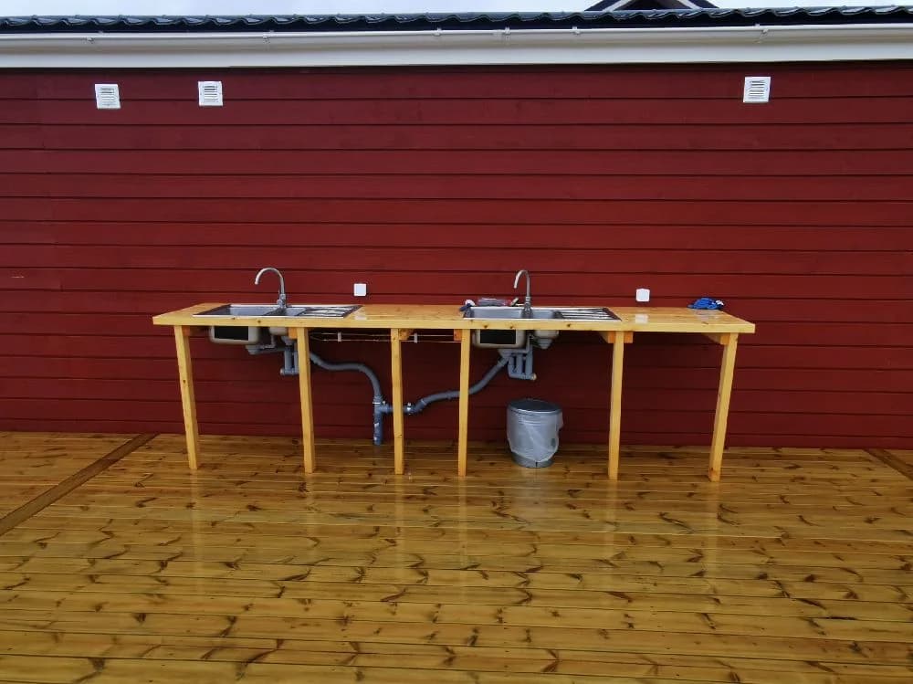 Bild av ett välpolerat trägolv med olika nyanser av trä, troligen från en interiör på besöksmålet Cape East.