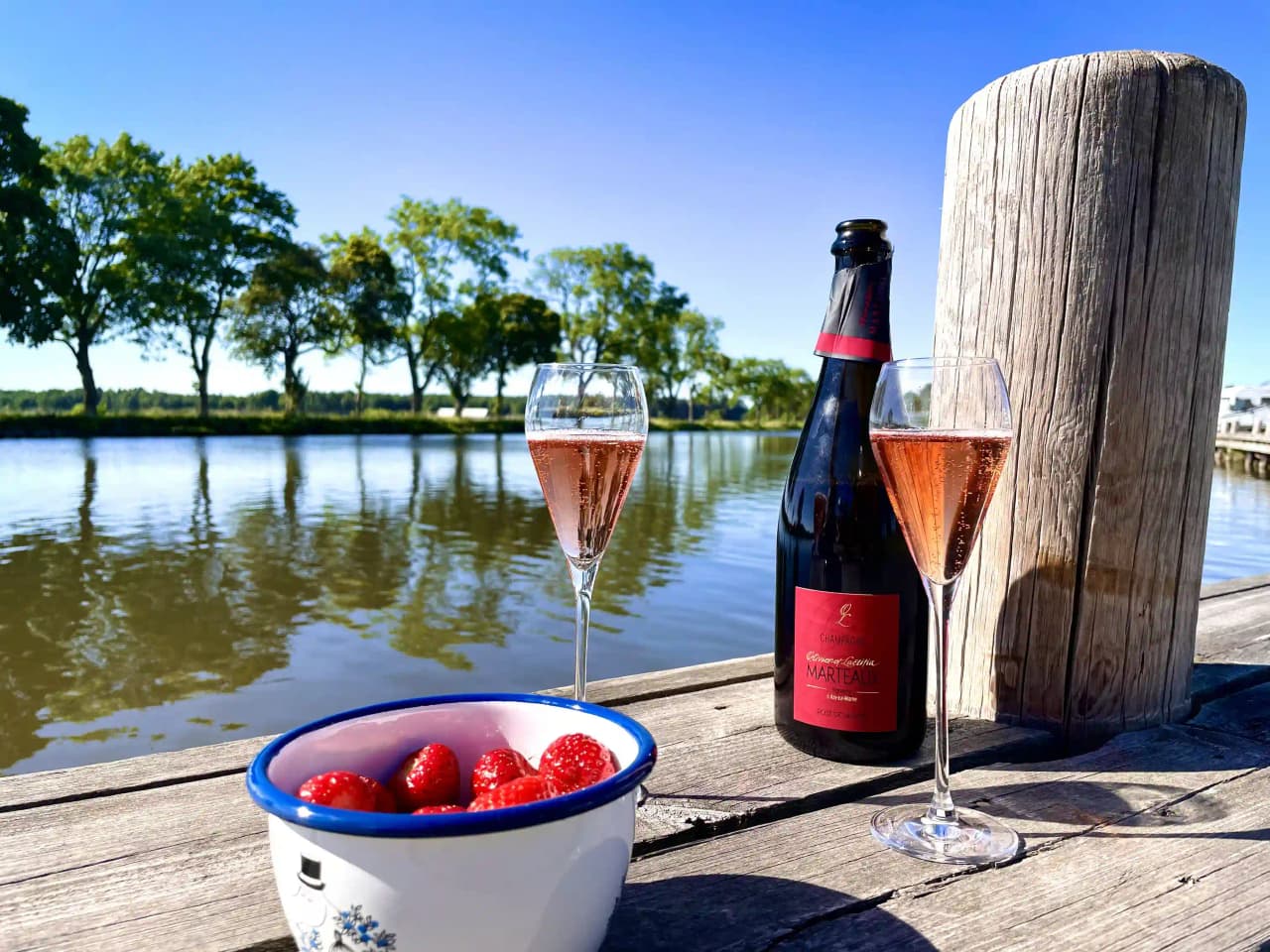 En elegant uppsättning glas för alkoholhaltiga drycker, inklusive vinglas och champagneglas, uppställda på ett bord, troligen i en bar eller restaurangmiljö i Jonsboda.