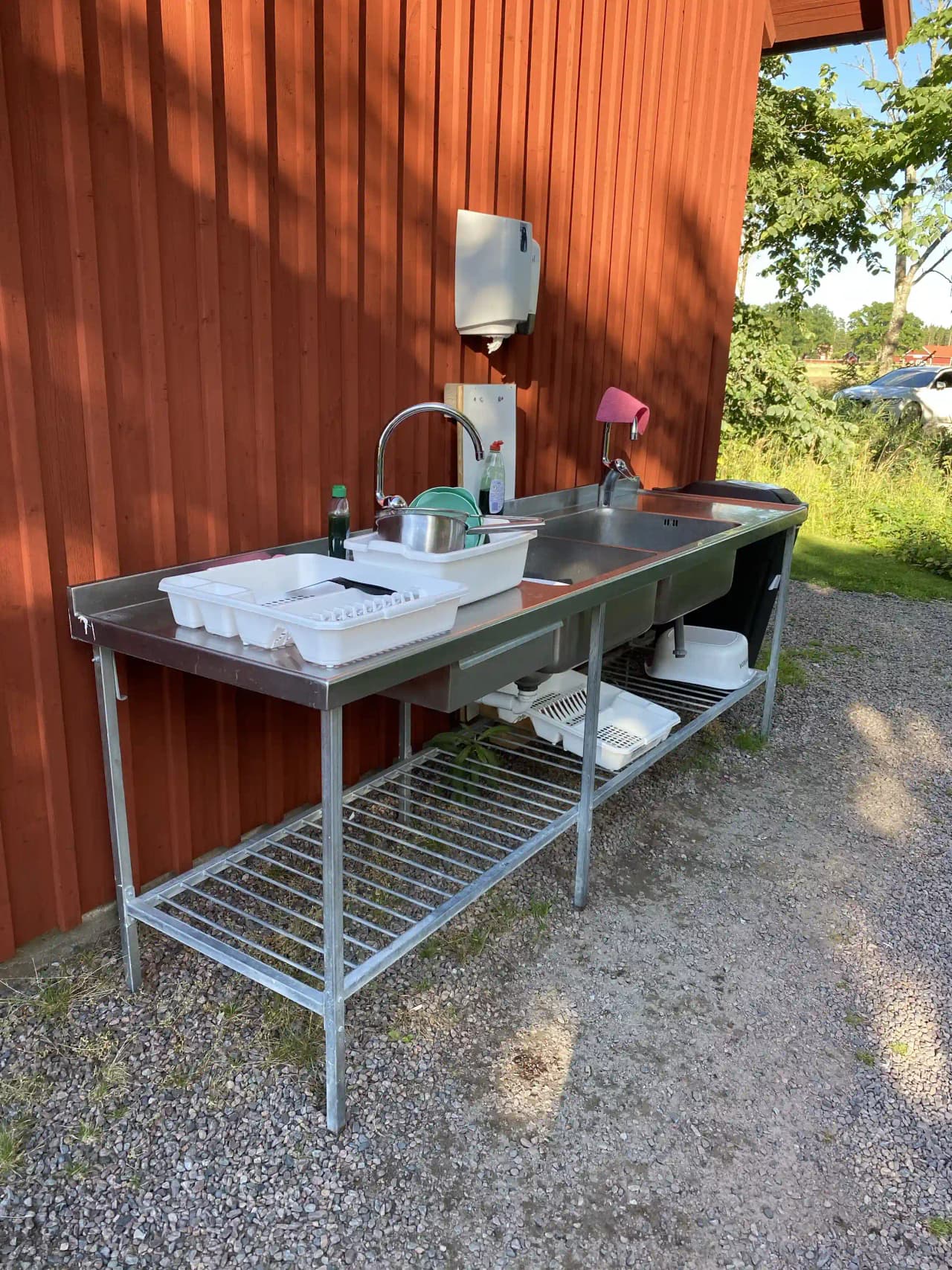 Ett modernt kök med bänkskivor i stål, ett par husplantor och olika köksapparater. En miljö som blandar funktionalitet med stilren inredning.