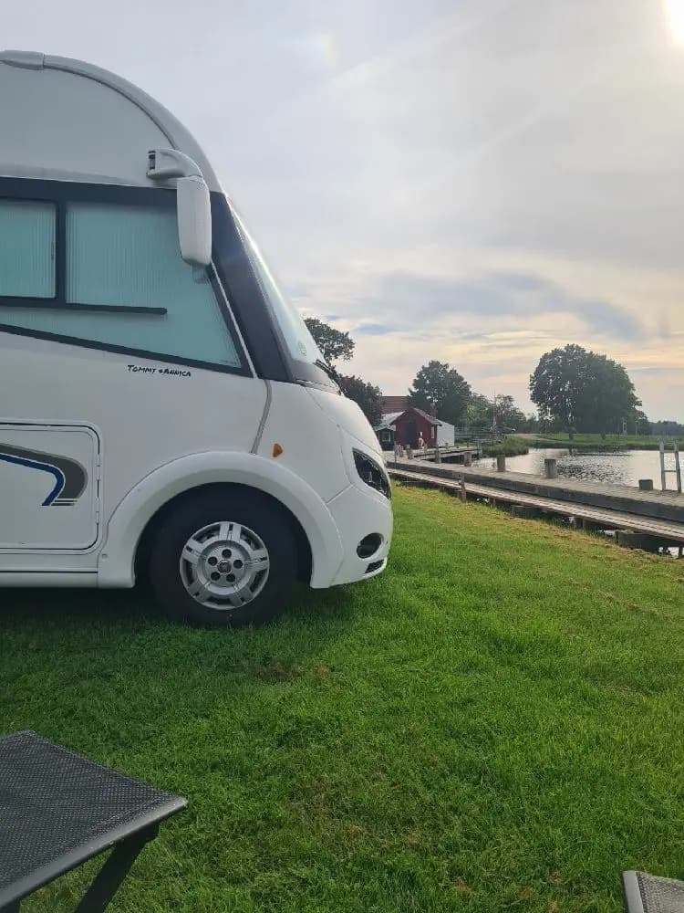 Charmiga Jonsboda vid Göta Kanal: Bo vid vattnet, njut av naturen, fiska, fika, och skapa minnen! Perfekt för alla äventyrare.