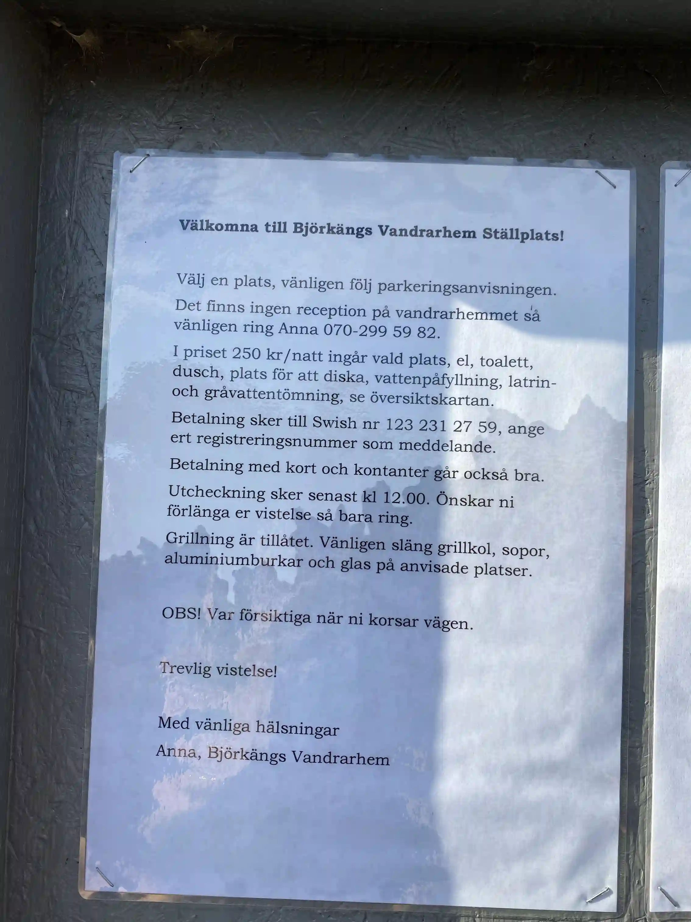 Bild på en minnesplakett eller skylt vid Björkängs vandrarhem med en kombination av text och siffror, i tydlig stil.