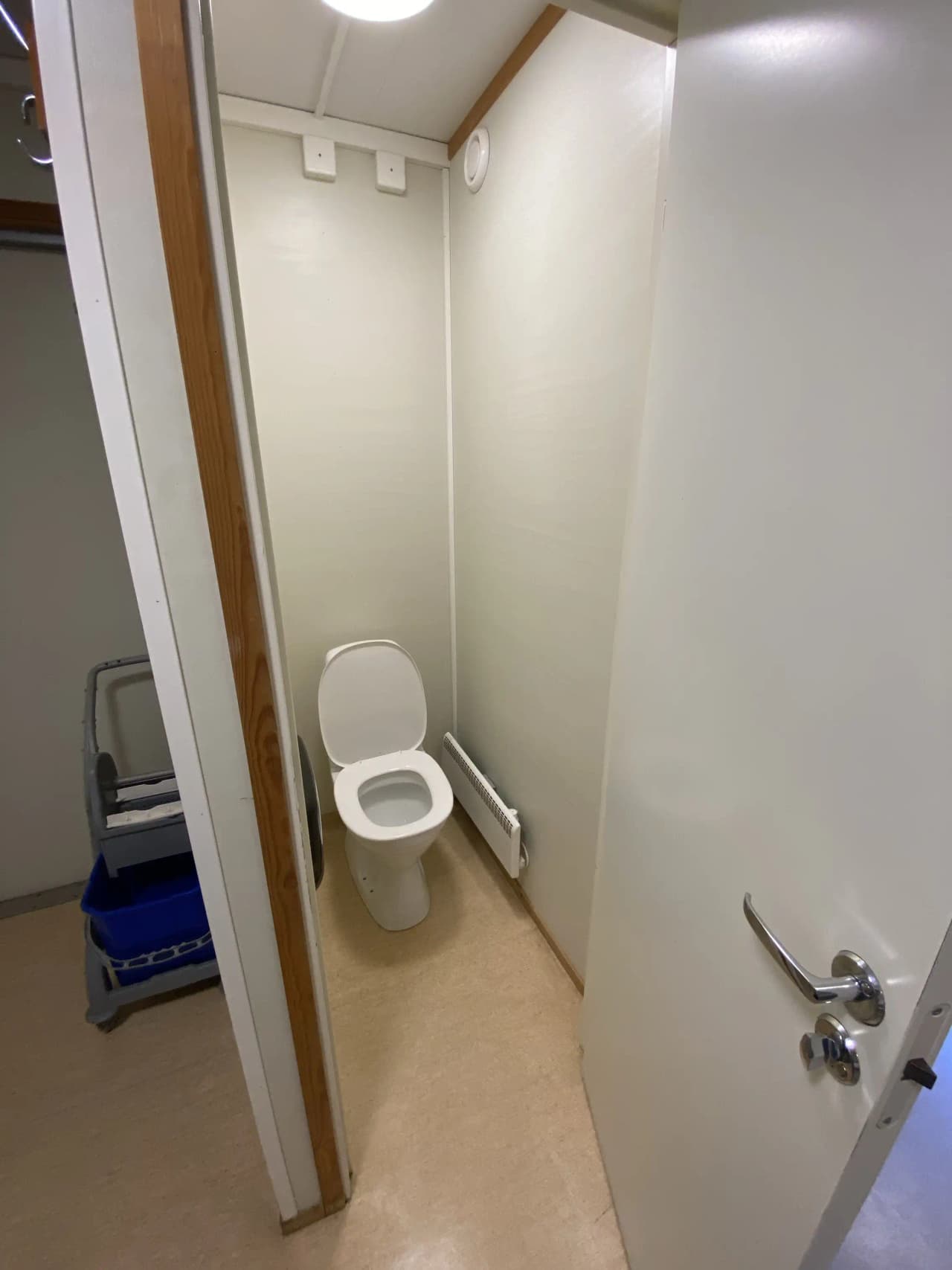 Upplev historisk charm och modern komfort på Björkäng, din idylliska oas i hjärtat av Halland!