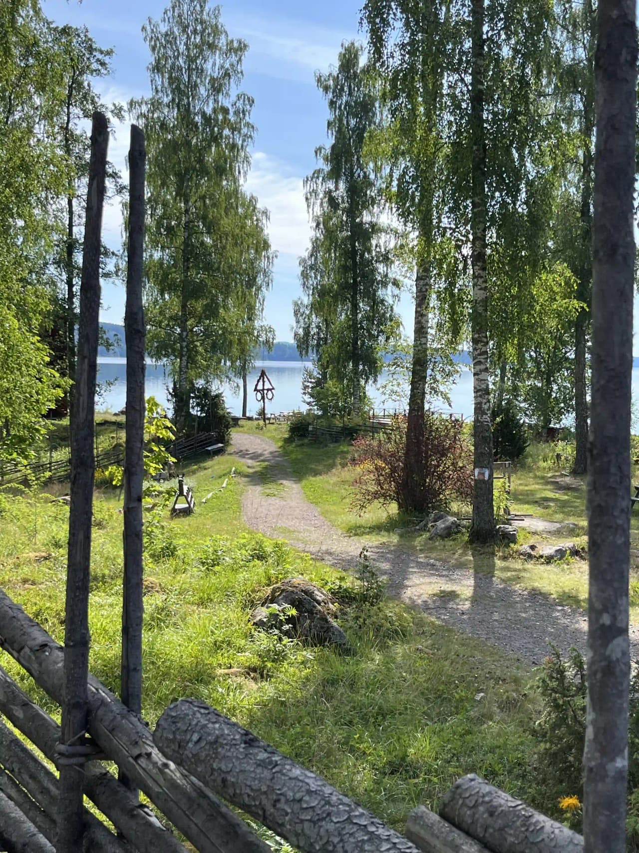 Fridfull camping vid Glafsfjordens strand, där naturens harmoni och bekvämlighet möts för en magnifik semesterupplevelse.