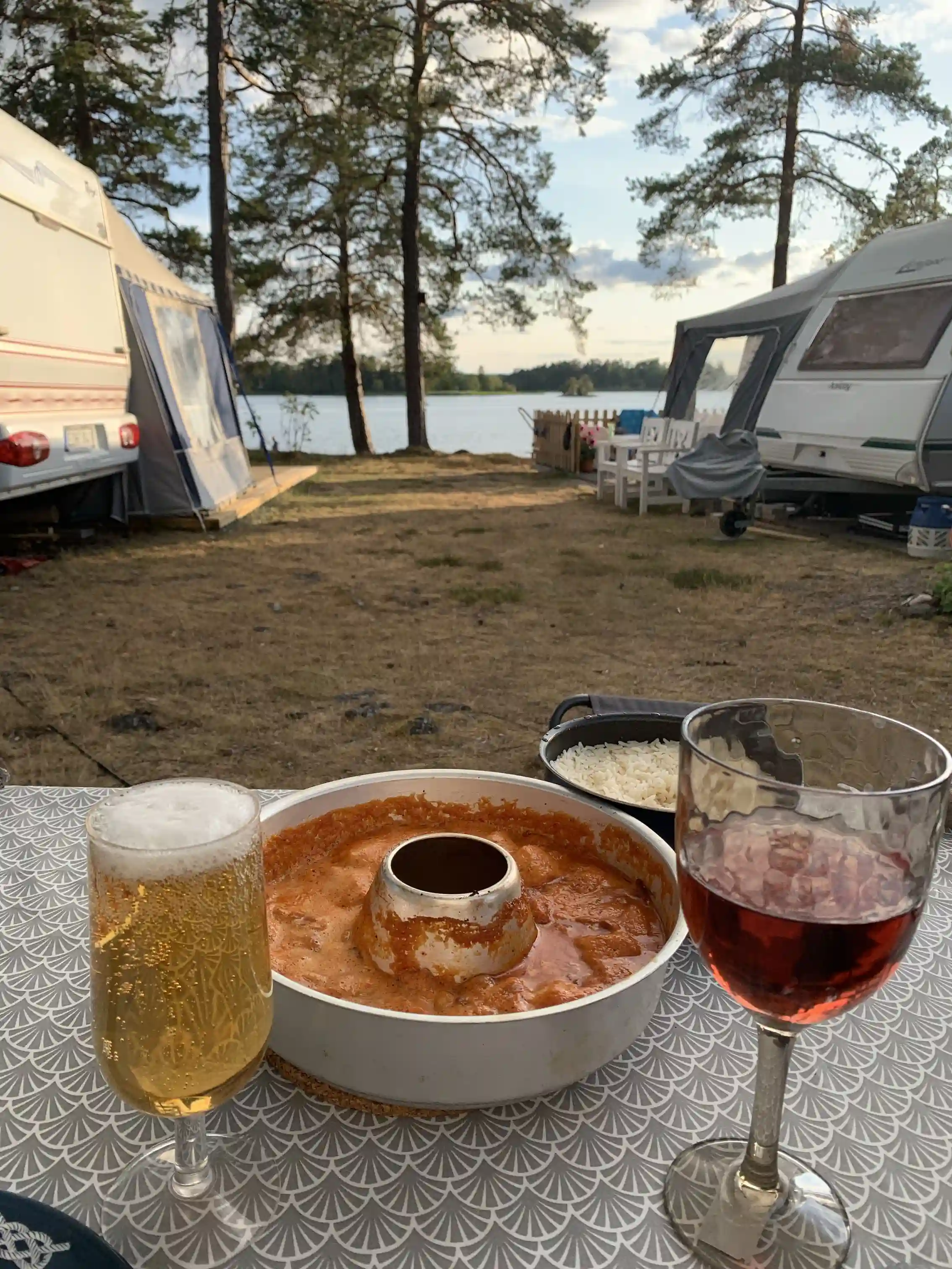 En samling av olika alkoholhaltiga drycker, inklusive ölflaskor och spritflaskor, uppställda på en bar.