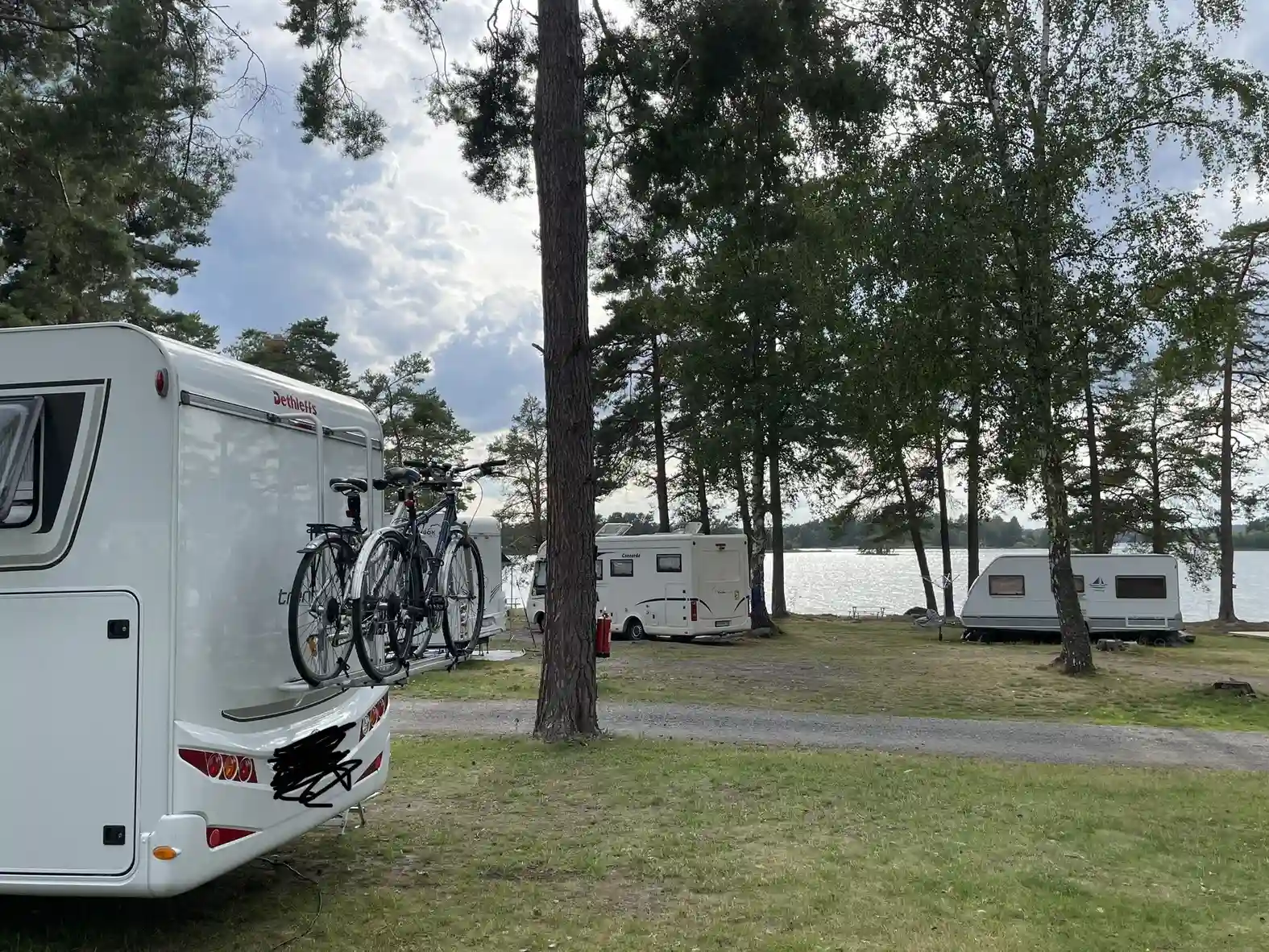 Gudingebadet: Familjecamping vid havet, omgivet av naturens tystnad och charm, med aktiviteter för alla åldrar.