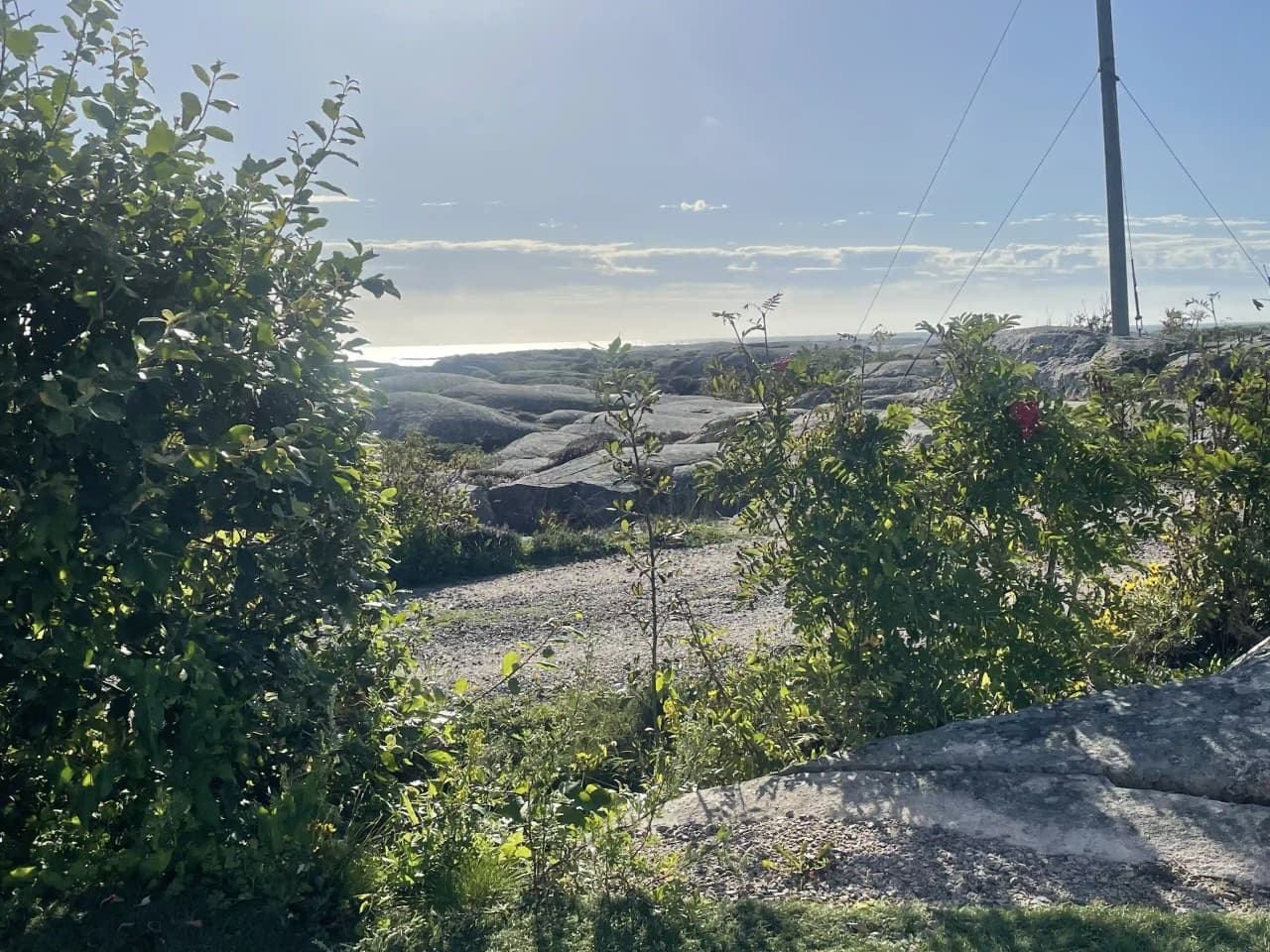 En naturskön oas nära Smögen, där camping, stugor och äventyr möts vid havet. Upptäck Bohuslän med oss!