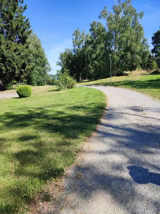 Farstanäs Camping & Havsbad: Avkoppling och äventyr vid Södermanlands kust med sandstrand, natur och moderna faciliteter.