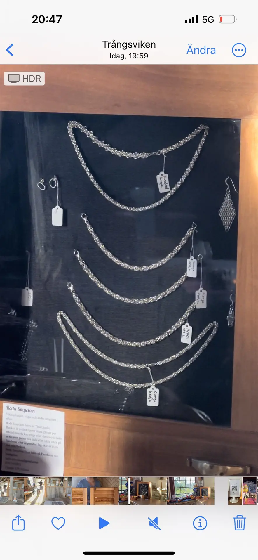 En närbild av ett silverhalsband med hängen, uppvisar hantverket och detaljerna i smycket. Halsbandet kan vara en del av utställningen eller aktiviteterna relaterade till Trångsvikens bygdegård.