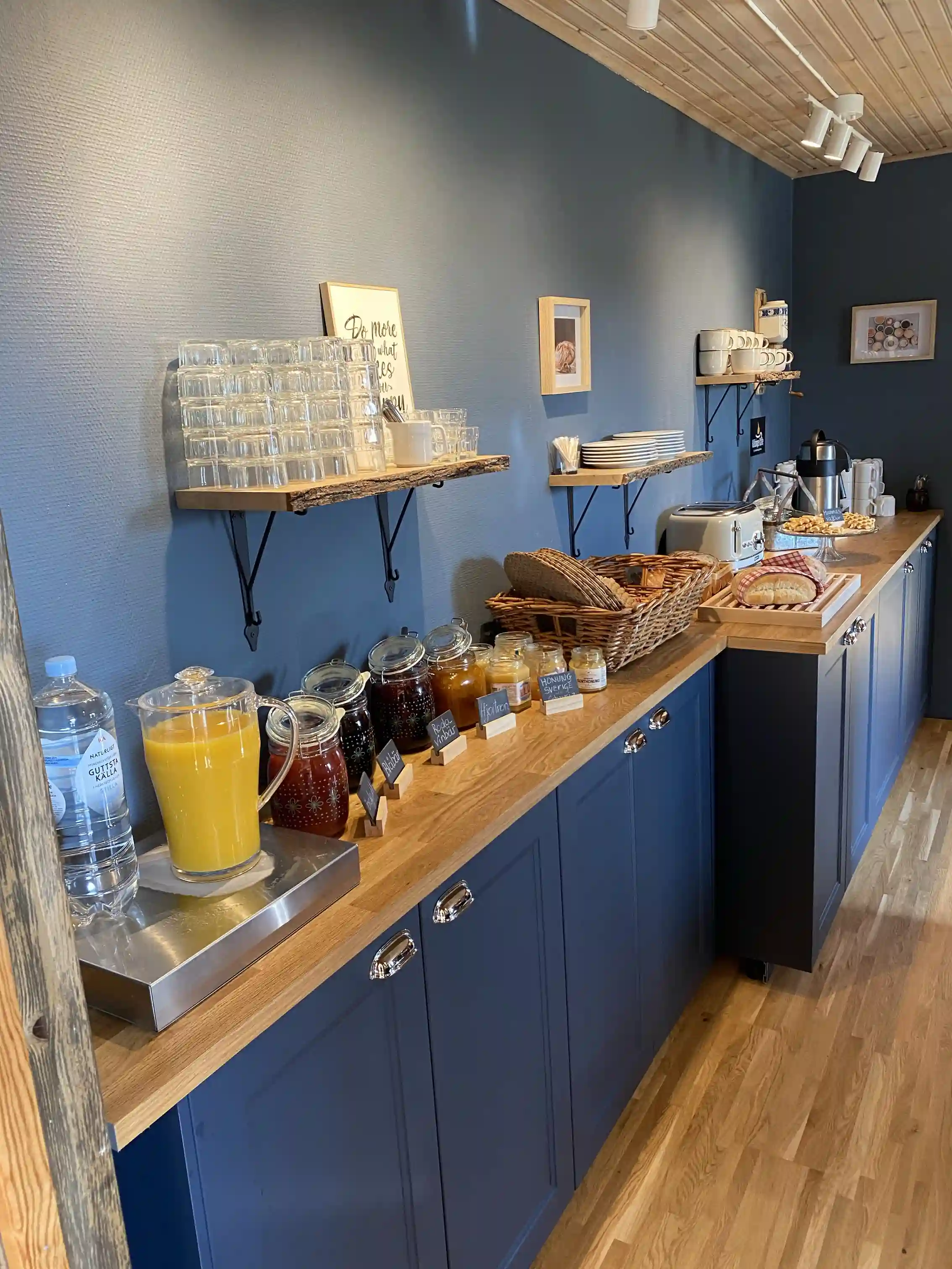 En närbild av vackert utformade skåp i naturligt trä, vilket förmedlar en känsla av rustik elegans. Perfekt för den lugna och avkopplande atmosfären på Älvstalodges.