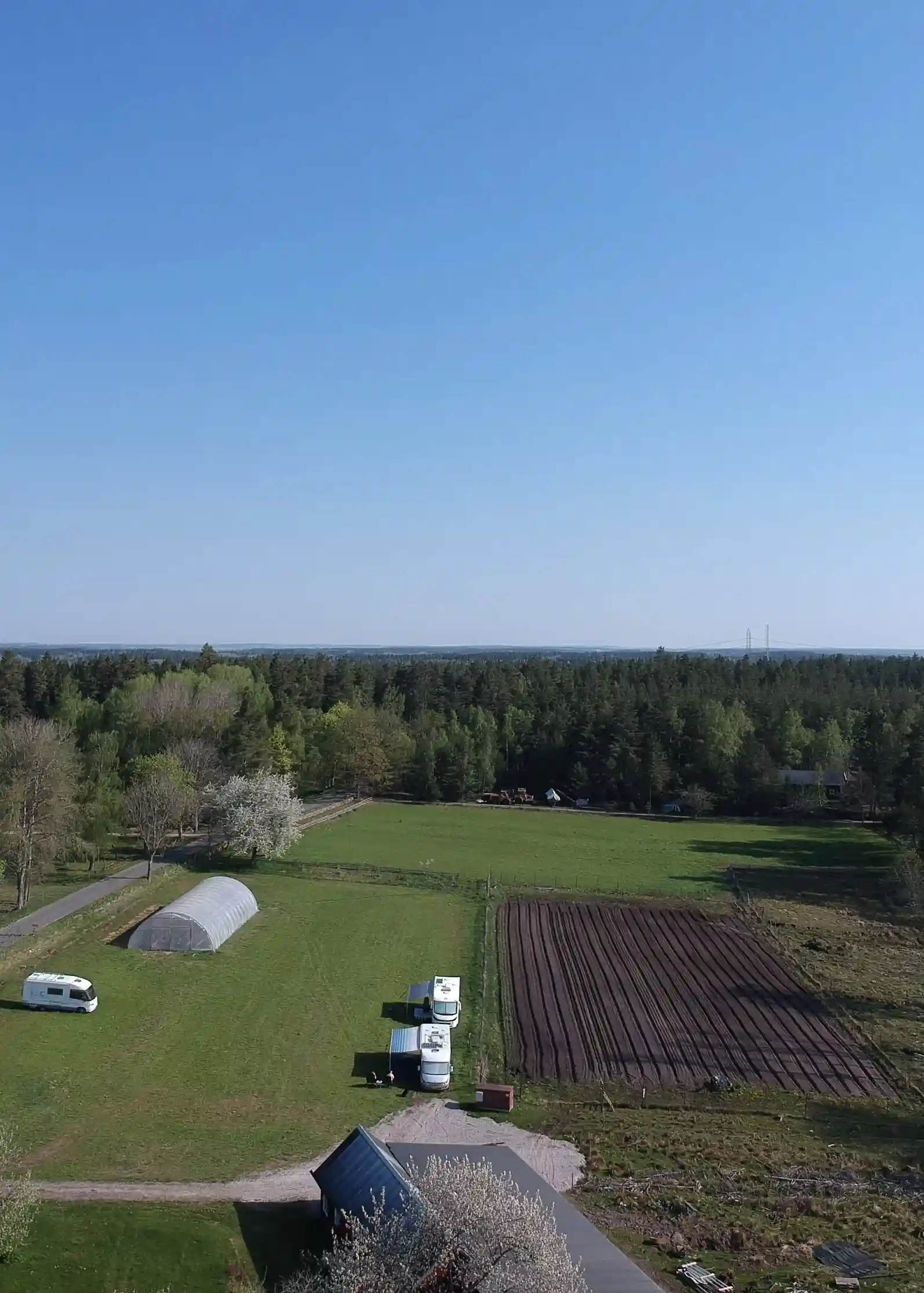 Oas nära Skövde: Idka äventyr och avkoppling på Billingens stugby & camping, där bekvämlighet möter naturens lugn.