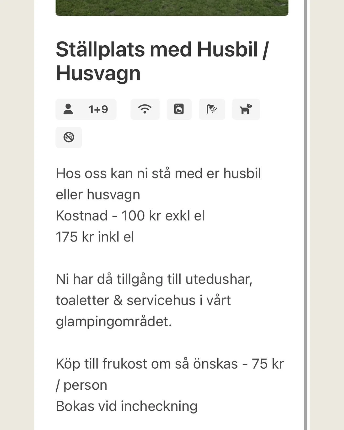 En skärmbild från en hemsida som beskriver besöksmålet Husargården, med text och grafiska element för att informera besökare om platsen.