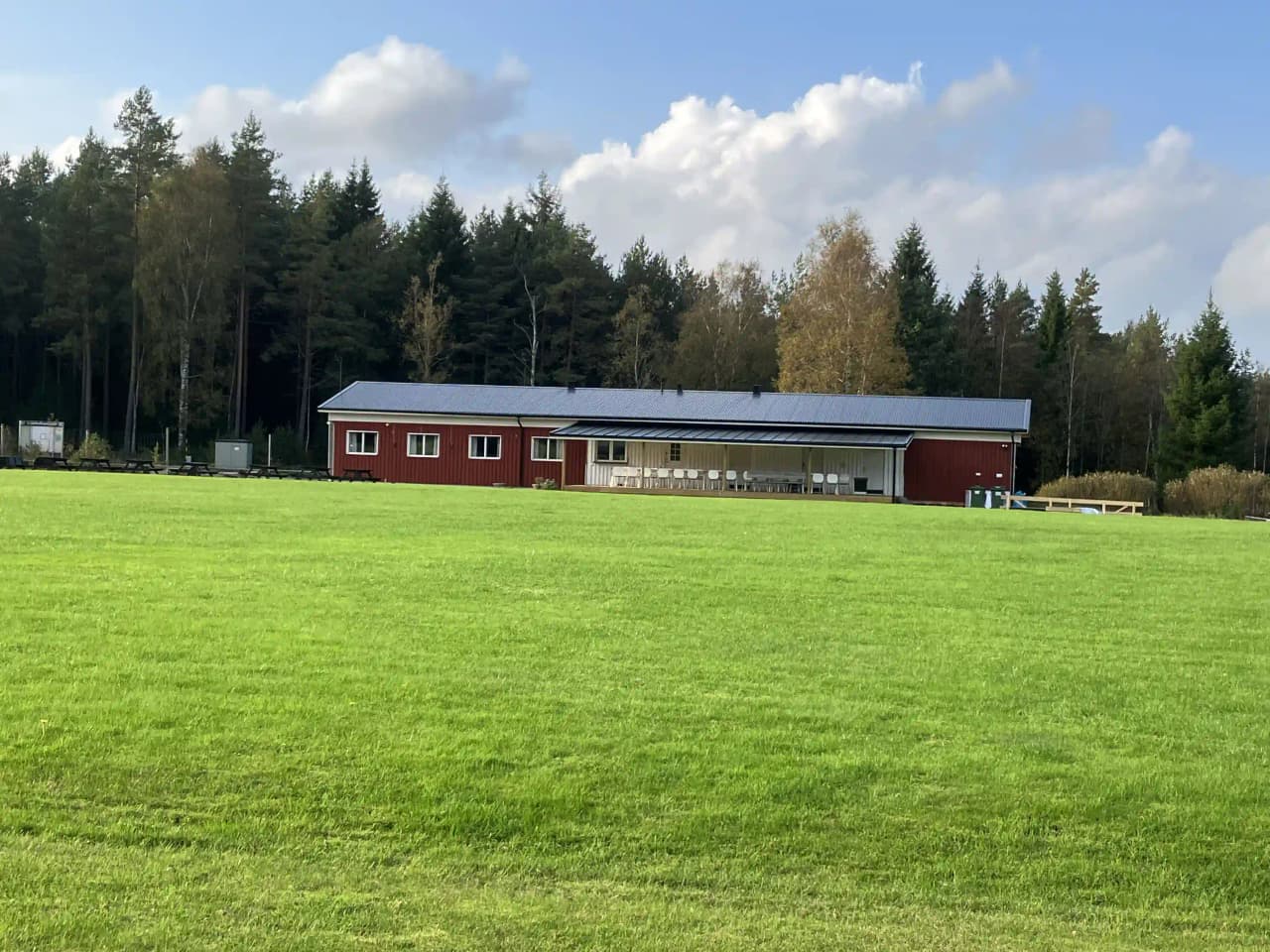 Naturens fristad i Ale: Skogsvallen bjuder på lugn, äventyr och moderna bekvämligheter i Kollandas pittoreska miljö.