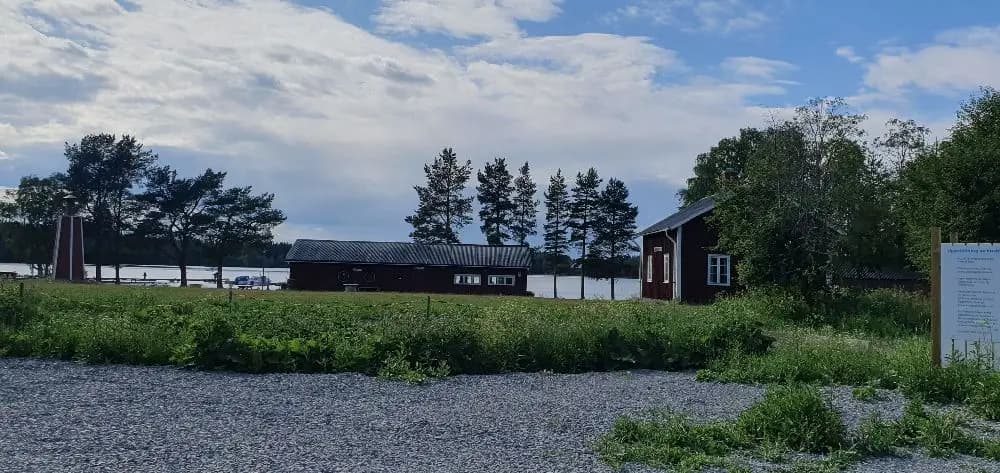 Kungsgårdsviken: Naturskön camping vid Storsjön med äventyr och avkoppling året runt i hjärtat av Jämtlands vildmark.