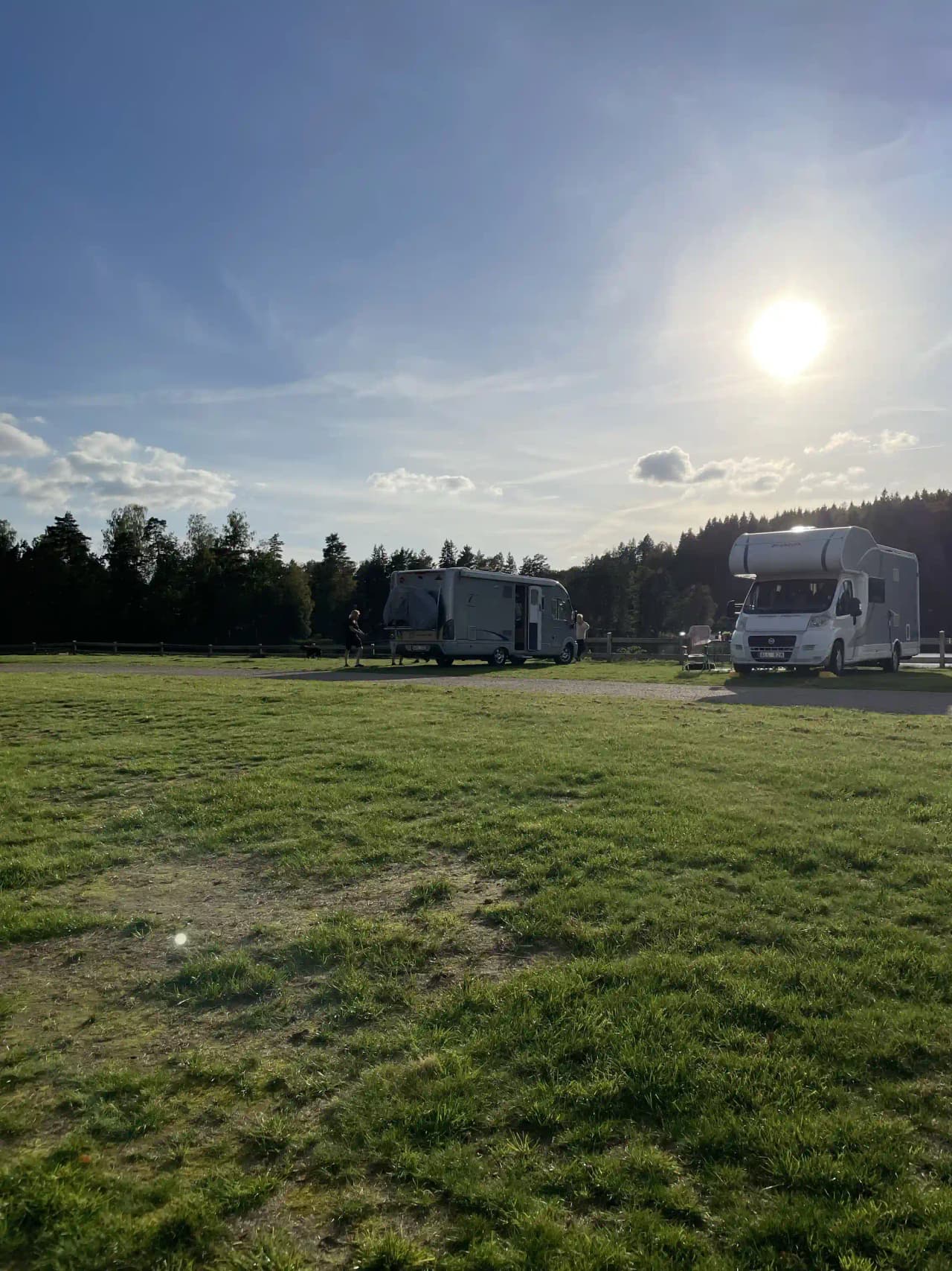Magiska upplevelser i naturens lugn med moderna bekvämligheter - Upptäck Överlida camping! Avkoppling och äventyr väntar.
