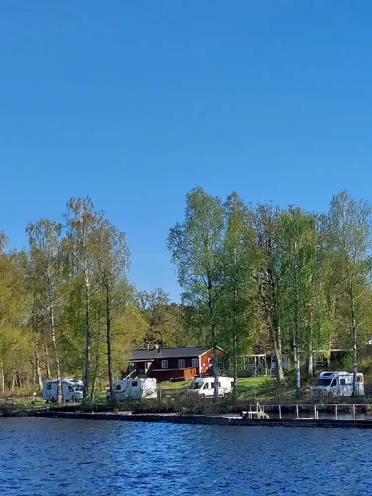En lugn vattenväg kantad av skog, med en liten båt i förgrunden och en bred flod som slingrar sig genom landskapet på besöksmålet "den sovande älgen".