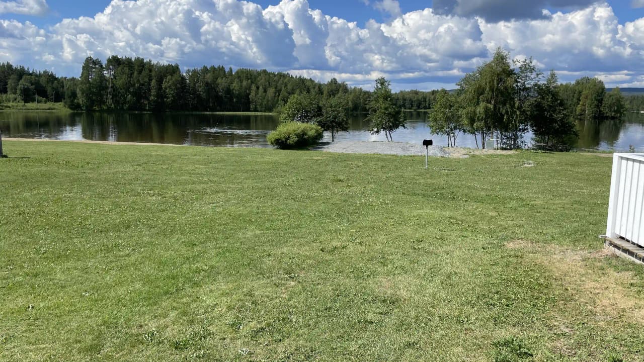 Fynda lugnet vid Faxälven på Långsele camping, en idyllisk plats för avkoppling och äventyr i norrländsk natur.