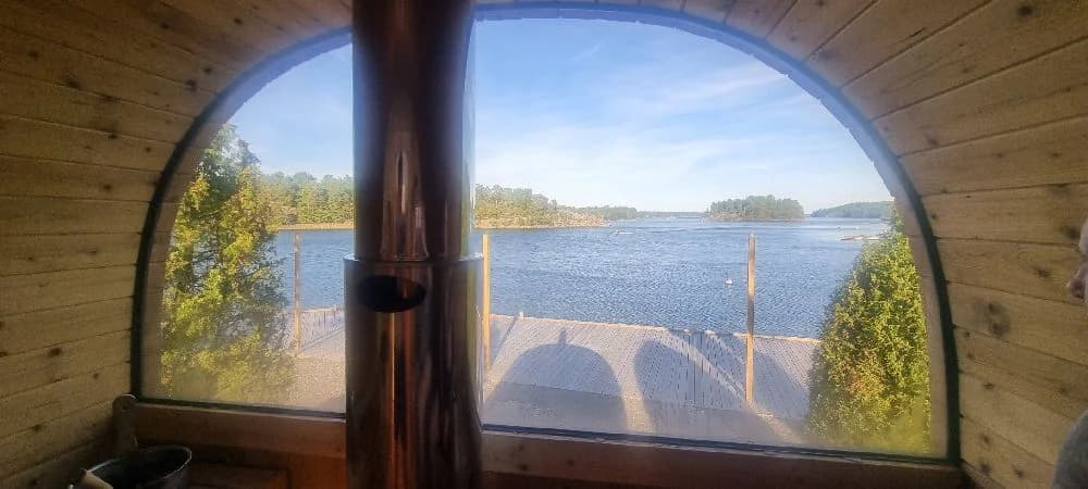 Upptäck lugnet på Eriksviks Hamn – en naturskön oas för frilufts- och båtentusiaster. Skärgårdens charm väntar!