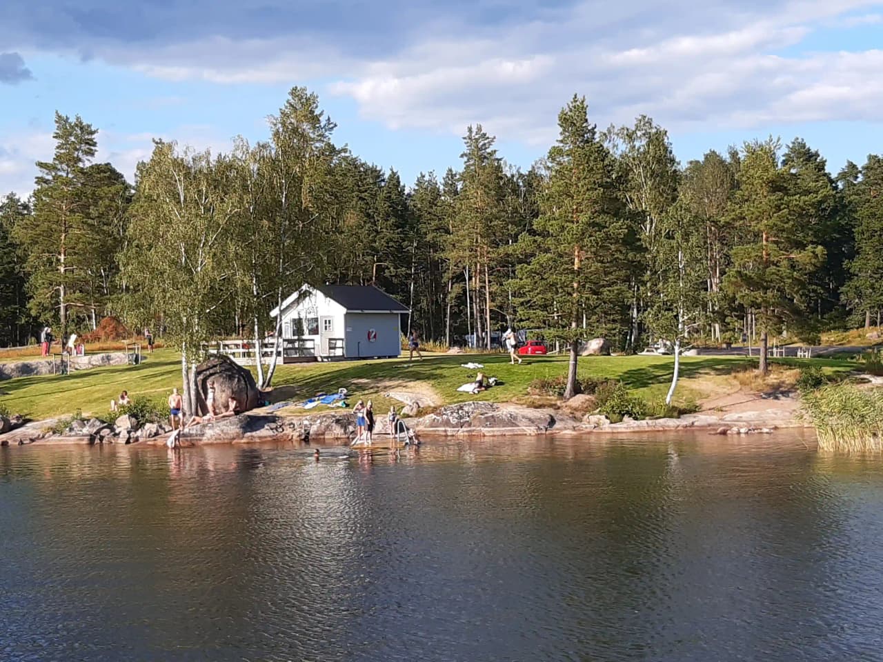 Upplev sjönäära äventyr och familjevänlig komfort på Hätte Camping, bara 4 km från charmiga Tranås. Perfekt för avkoppling!