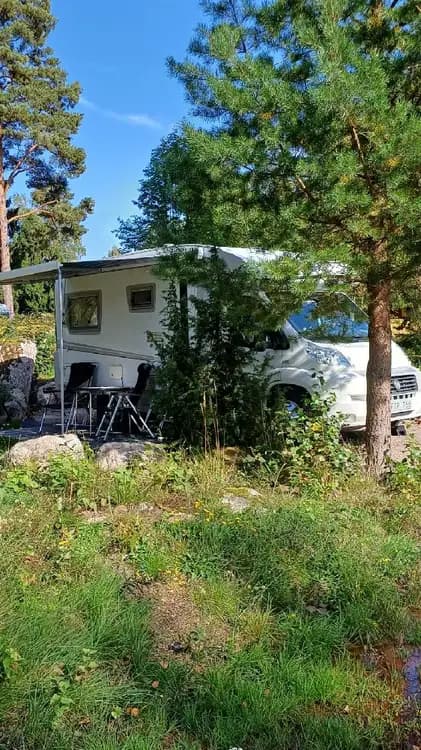Upplev frid och äventyr vid Hedesunda camping – en naturnära idyll vid Dalälvens strand.