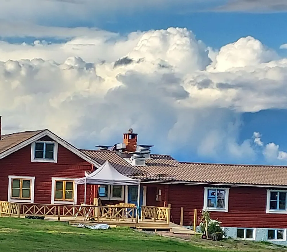 Upptäck Dalarna vid sjön Siljan på Åsengården Camping - natur, historia och modern komfort i perfekt harmoni.