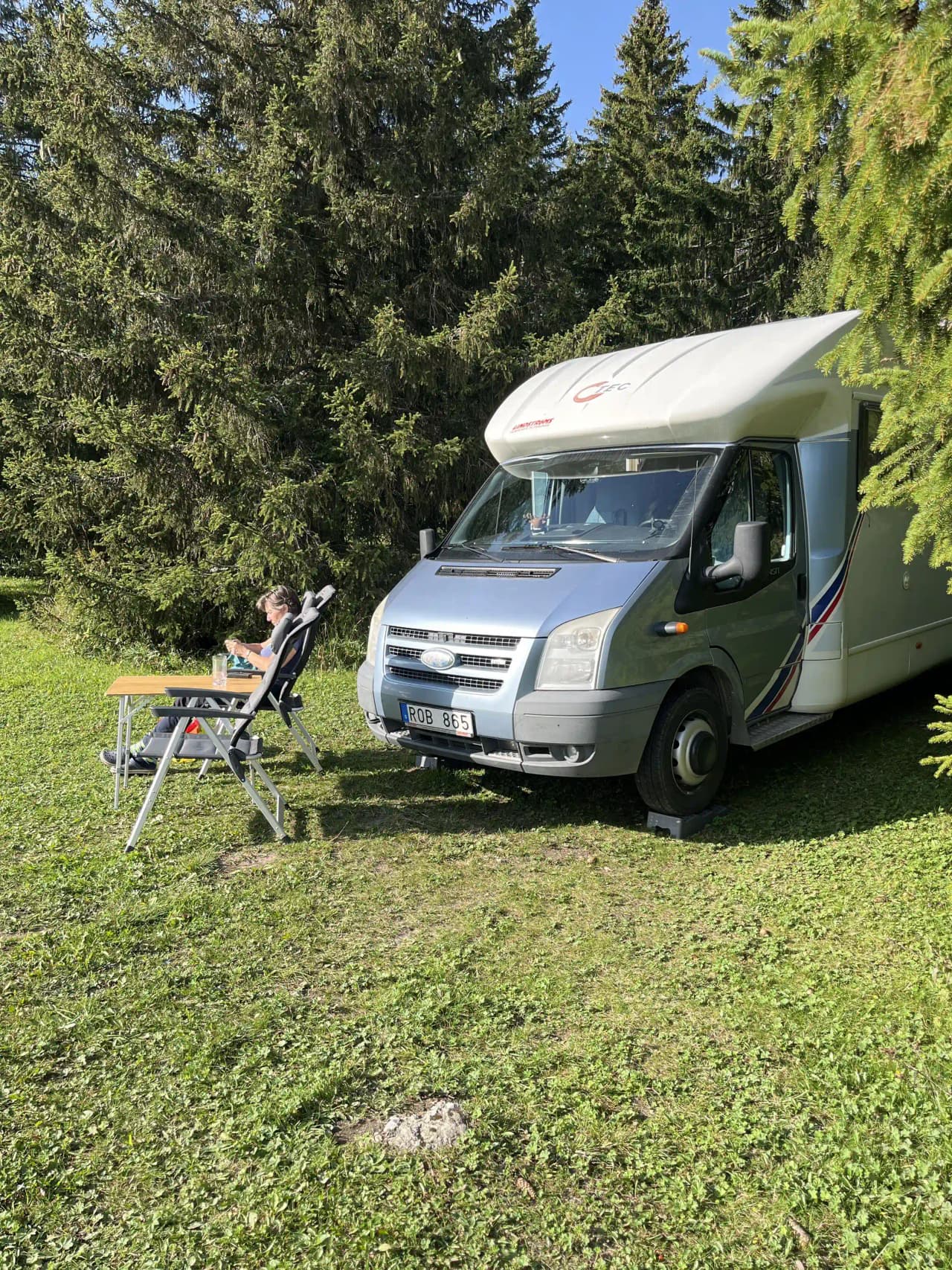 Upptäck frid och äventyr på Ångsta Camping, där naturen välkomnar och du skapar minnen vid Locknesjöns kant.
